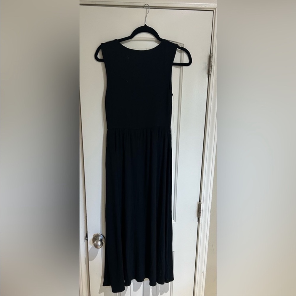 Elegant Black Sleeveless Dress - Picture 10 of 13
